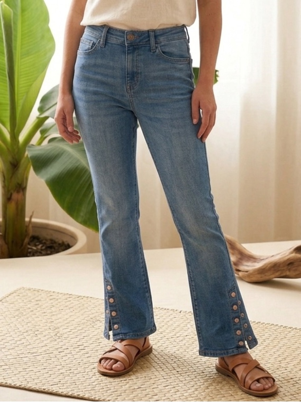GUESS Women’s Split Hem Button Ankle Cropped Flare Jeans Medium Wash Stretch